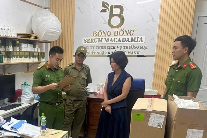 Chiếm đoạt hơn 26,5 tỷ đồng, nữ giám đốc phẫu thuật thẩm mỹ để "né" công an Chiếm đoạt hơn 26,5 tỷ đồng, nữ giám đốc phẫu thuật thẩm mỹ để "né" công an
