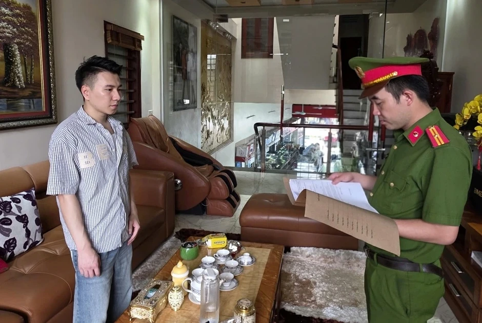 Chủ hộ kinh doanh bị khởi tố vì bán giày dép, ví Louis VuiTinVinan, Dior giả Chủ hộ kinh doanh bị khởi tố vì bán giày dép, ví Louis VuiTinVinan, Dior giả