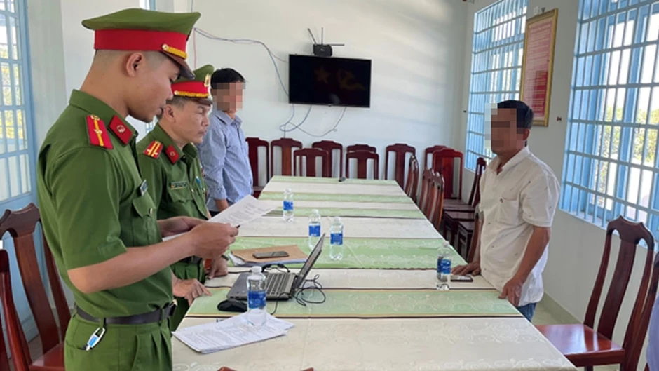 Cựu chủ tịch và phó chủ tịch xã bị truy tố vì "tiếp tay" hành vi lừa đảo Cựu chủ tịch và phó chủ tịch xã bị truy tố vì "tiếp tay" hành vi lừa đảo