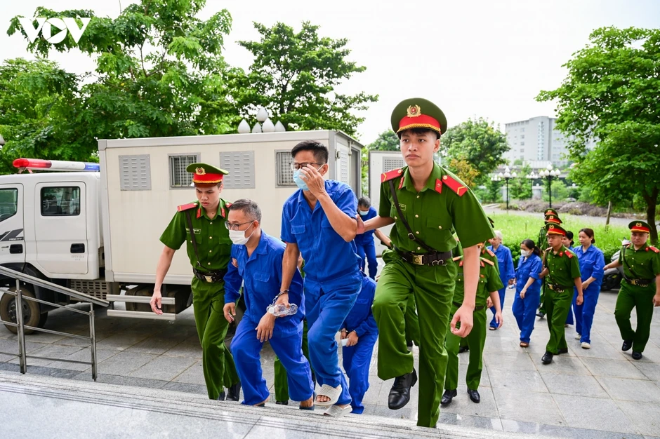 Dẫn giải cựu Thứ trưởng Nguyễn Bá Hoan và các bị cáo hầu tòa