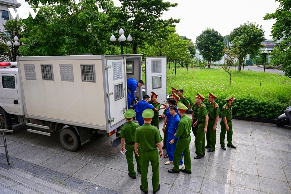 Dẫn giải cựu Thứ trưởng Nguyễn Bá Hoan và các bị cáo hầu tòa