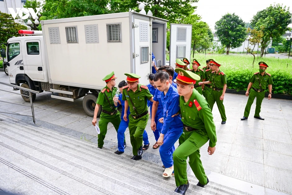 Dẫn giải cựu Thứ trưởng Nguyễn Bá Hoan và các bị cáo hầu tòa