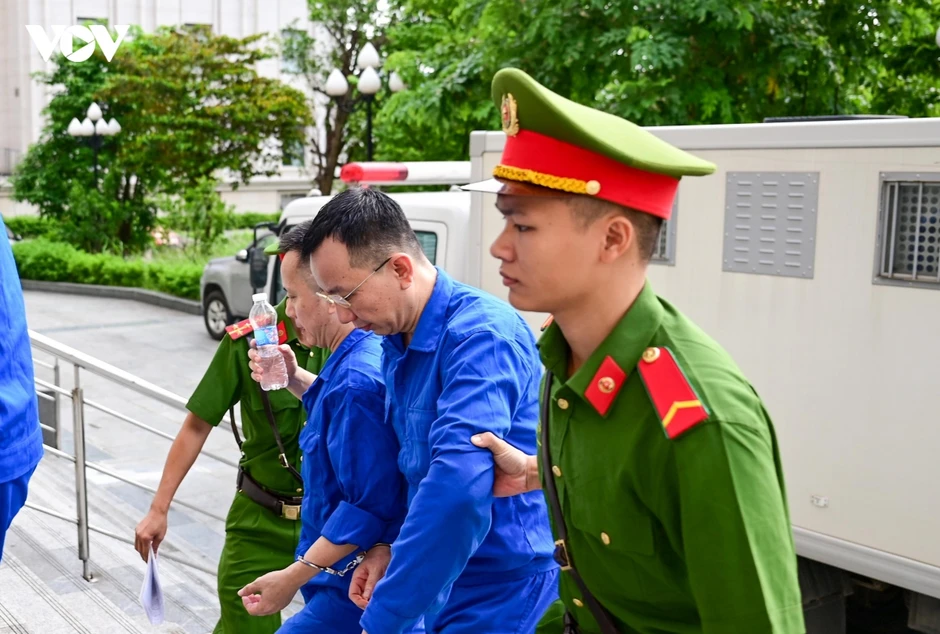 Dẫn giải cựu Thứ trưởng Nguyễn Bá Hoan và các bị cáo hầu tòa