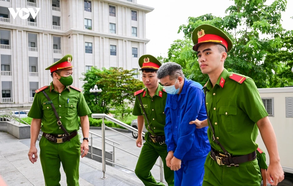 Dẫn giải cựu Thứ trưởng Nguyễn Bá Hoan và các bị cáo hầu tòa