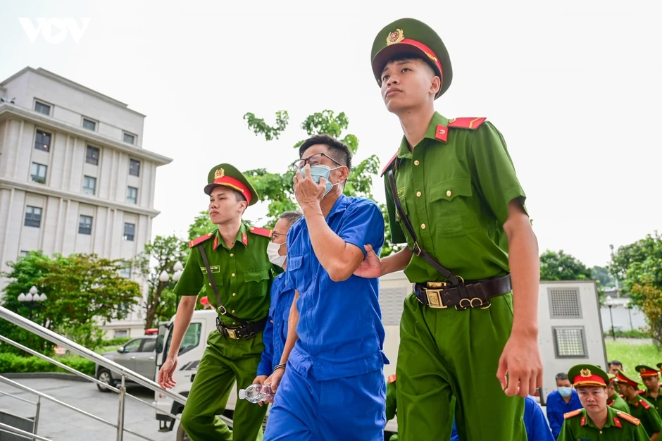 Dẫn giải cựu Thứ trưởng Nguyễn Bá Hoan và các bị cáo hầu tòa