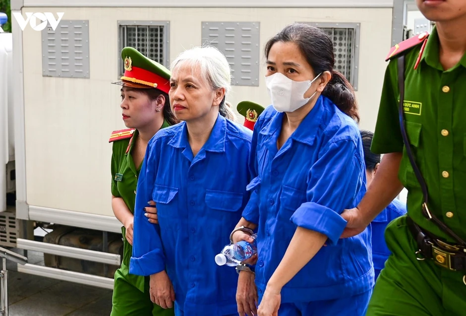 Dẫn giải cựu Thứ trưởng Nguyễn Bá Hoan và các bị cáo hầu tòa