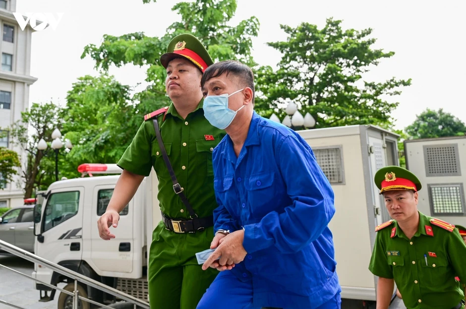 Dẫn giải cựu Thứ trưởng Nguyễn Bá Hoan và các bị cáo hầu tòa