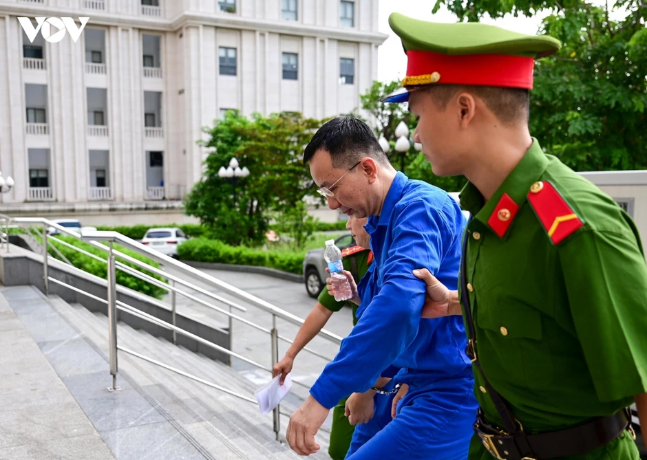 Dẫn giải cựu Thứ trưởng Nguyễn Bá Hoan và các bị cáo hầu tòa