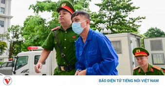 Dẫn giải cựu Thứ trưởng Nguyễn Bá Hoan và các bị cáo hầu tòa