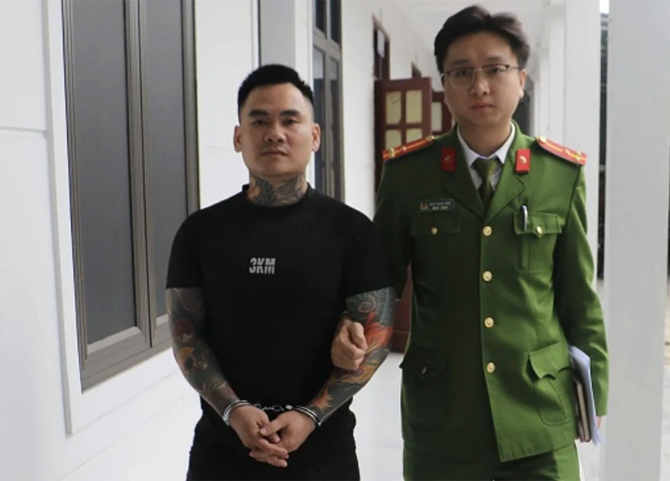 Đi bộ ngang quán cà phê, người đàn ông cầm dao xông vào chém người Đi bộ ngang quán cà phê, người đàn ông cầm dao xông vào chém người