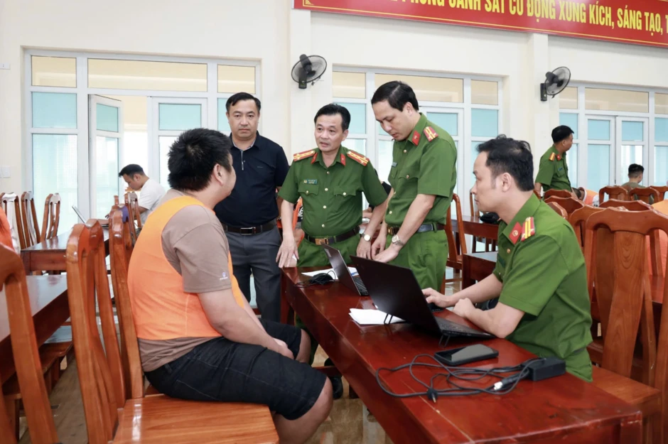 Đột kích bắt giữ 64 người Việt tại Lào, thu 192 điện thoại liên quan hơn 1.500 tỷ đồng Đột kích bắt giữ 64 người Việt tại Lào, thu 192 điện thoại liên quan hơn 1.500 tỷ đồng