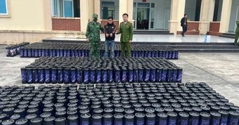 Dùng đò vận chuyển hơn 1.300 bình 'khí cười' trên biển