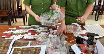 Dựng màn kịch khỏi u để lừa bán thuốc nam, 8 người bị khởi tố
