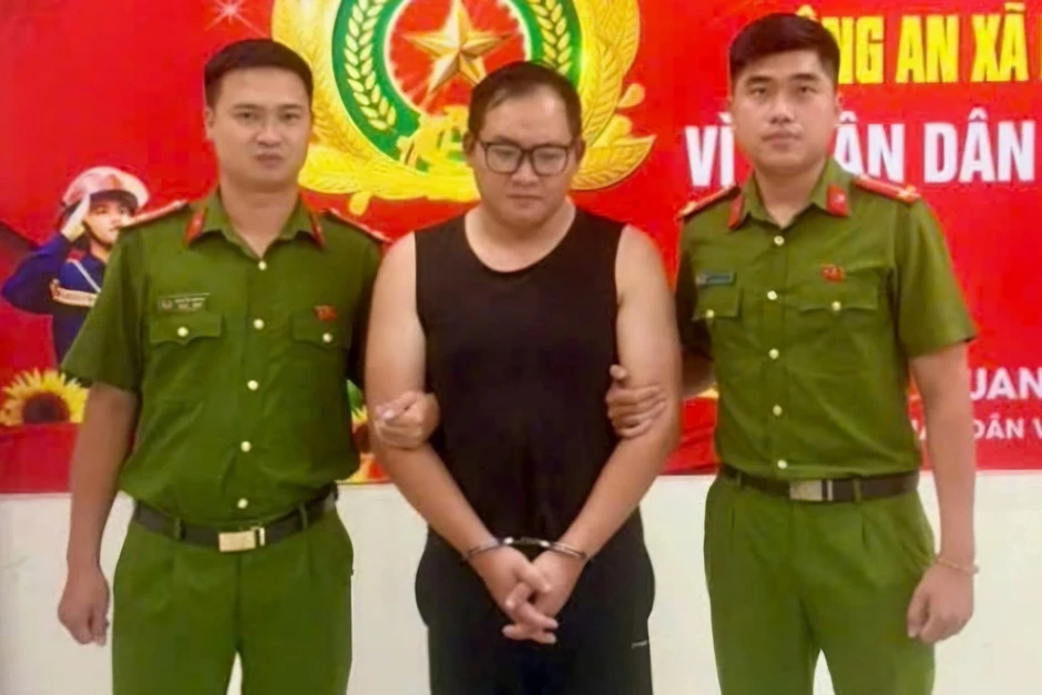 Giả vờ mua vàng rồi rút dao khống chế chủ tiệm, cướp 4 nhẫn vàng Giả vờ mua vàng rồi rút dao khống chế chủ tiệm, cướp 4 nhẫn vàng