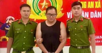 Giả vờ mua vàng rồi rút dao khống chế chủ tiệm, cướp 4 nhẫn vàng