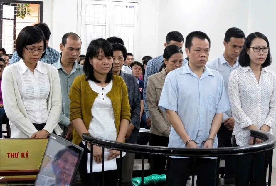 Hai cựu giám đốc bị truy tố vắng mặt trong vụ vay khống tại SeaBank Hai cựu giám đốc bị truy tố vắng mặt trong vụ vay khống tại SeaBank