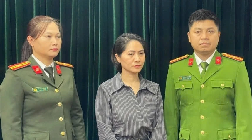 Hôm nay xét xử nữ giám đốc hủy show "Về đây bốn cánh chim trời" Hôm nay xét xử nữ giám đốc hủy show "Về đây bốn cánh chim trời"