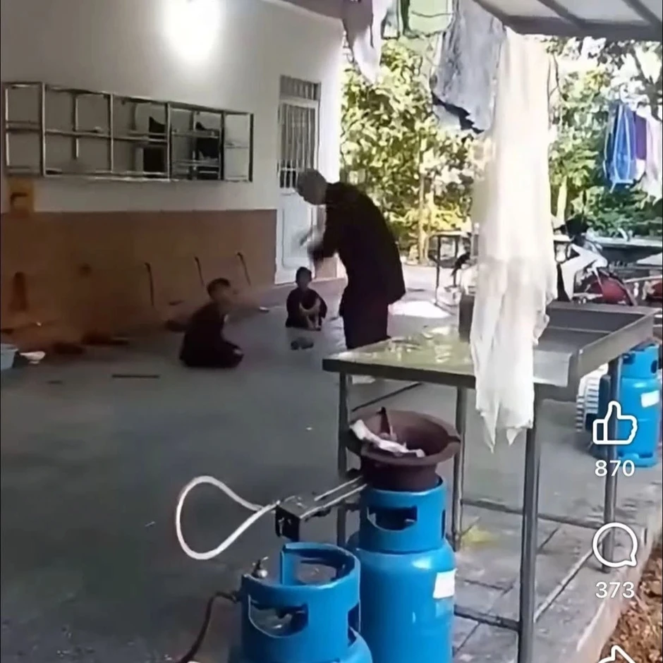Khởi tố, bắt tạm giam người đánh 5 chú tiểu tại chùa Bầu Khởi tố, bắt tạm giam người đánh 5 chú tiểu tại chùa Bầu