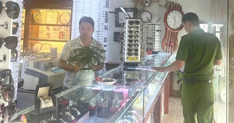 Khởi tố người đàn ông bày bán 156 đồng hồ Rolex, Omega, Longines... giả