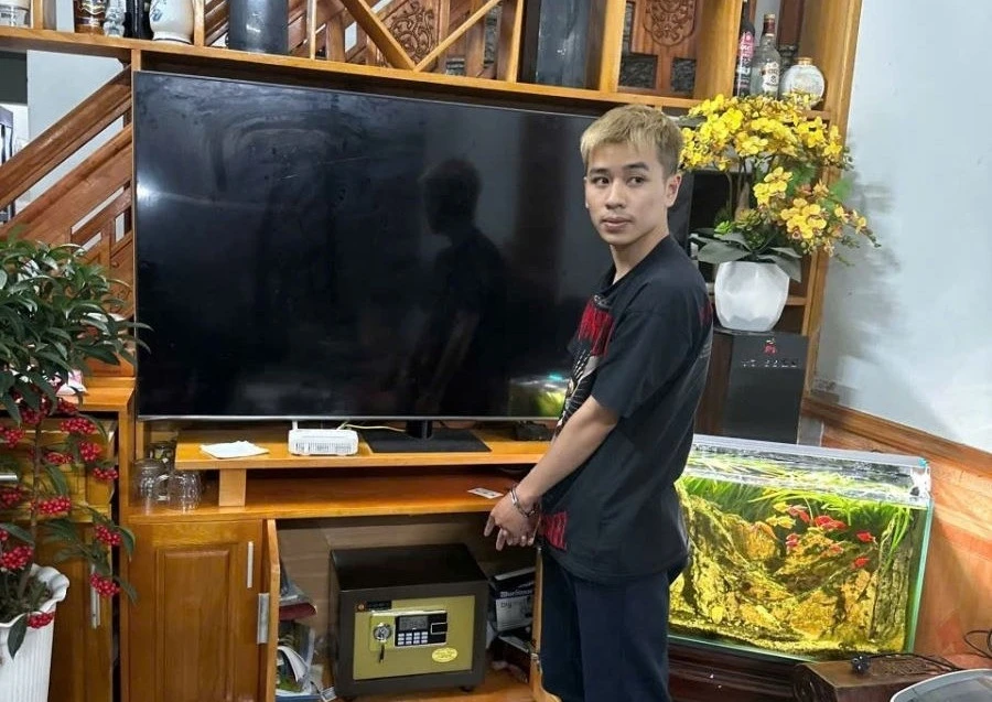 Nam sinh viên trộm 3 cây vàng SJC của người họ hàng, mua iPhone tặng bạn gái Nam sinh viên trộm 3 cây vàng SJC của người họ hàng, mua iPhone tặng bạn gái