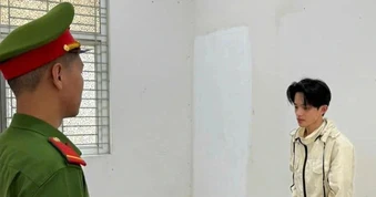 Nam thanh niên ở Hà Nội giả “cô đồng” chiếm đoạt tiền người xem bói