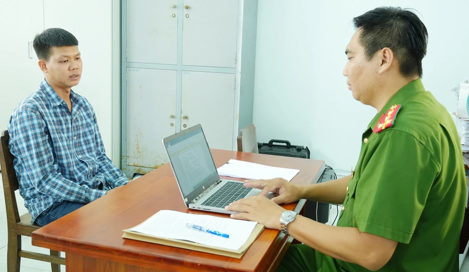 Nghi phạm Trần Phúc Hiền ra đầu thú sau khi đâm chết nam thanh niên trên đường Nghi phạm Trần Phúc Hiền ra đầu thú sau khi đâm chết nam thanh niên trên đường