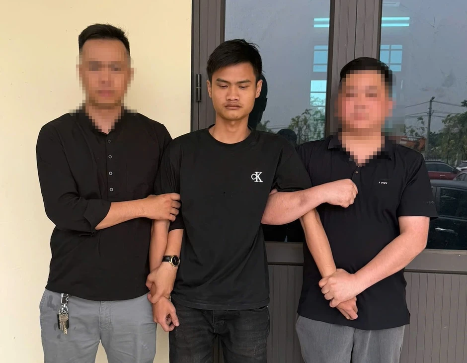 Người phụ nữ bị hai đối tượng kề dao vào cổ, cướp iPhone, đồng hồ giữa đêm Người phụ nữ bị hai đối tượng kề dao vào cổ, cướp iPhone, đồng hồ giữa đêm