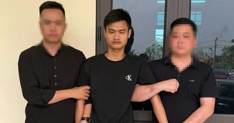 Người phụ nữ bị hai đối tượng kề dao vào cổ, cướp iPhone, đồng hồ giữa đêm