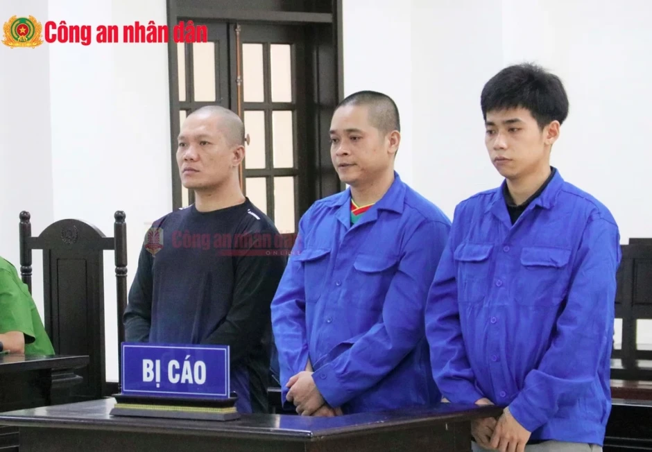 Nhóm bán "cỏ Mỹ" ở Cà Mau lĩnh án 27 năm tù Nhóm bán "cỏ Mỹ" ở Cà Mau lĩnh án 27 năm tù