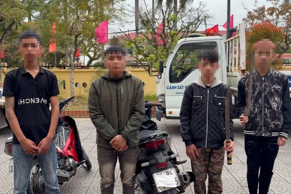 Nhóm thanh thiếu niên mang hung khí dạo phố quay video đăng TikTok Nhóm thanh thiếu niên mang hung khí dạo phố quay video đăng TikTok