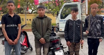 Nhóm thanh thiếu niên mang hung khí dạo phố quay video đăng TikTok