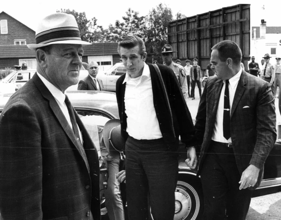Nữ sinh nhanh trí trốn dưới gầm giường ký túc xá giữa cuộc thảm sát Nữ sinh nhanh trí trốn dưới gầm giường ký túc xá giữa cuộc thảm sát