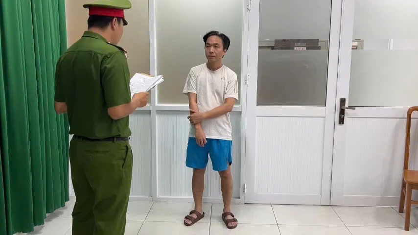 Phát hiện dòng tiền gần 7.000 tỷ bất thường từ năm 2022 đến 2025: Công an lập tức bắt giữ Lê Văn Hiền sinh năm 1984 cùng 11 đối tượng Phát hiện dòng tiền gần 7.000 tỷ bất thường từ năm 2022 đến 2025: Công an lập tức bắt giữ Lê Văn Hiền sinh năm 1984 cùng 11 đối tượng