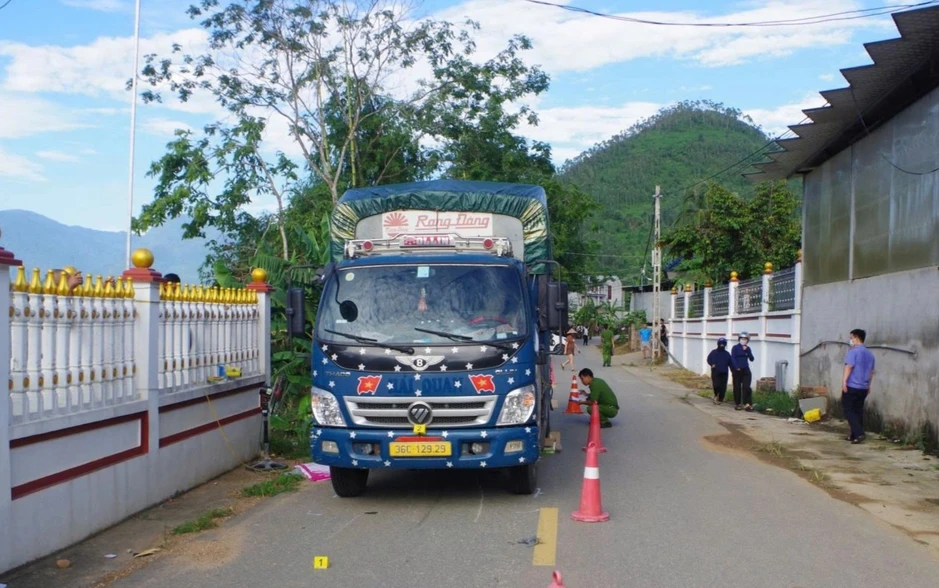 Tài xế ô tô lùi xe không quan sát khiến 2 cháu bé tử vong Tài xế ô tô lùi xe không quan sát khiến 2 cháu bé tử vong