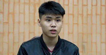 Thanh niên “phê thuốc” lái xe máy tông rào chắn của công an