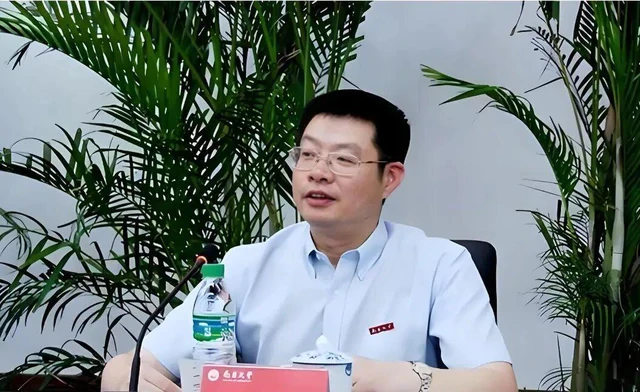 “Hiệu trưởng đẹp trai nhất Trung Quốc” và cái kết sau 11 năm biến trường đại học thành “vương quốc riêng” “Hiệu trưởng đẹp trai nhất Trung Quốc” và cái kết sau 11 năm biến trường đại học thành “vương quốc riêng”