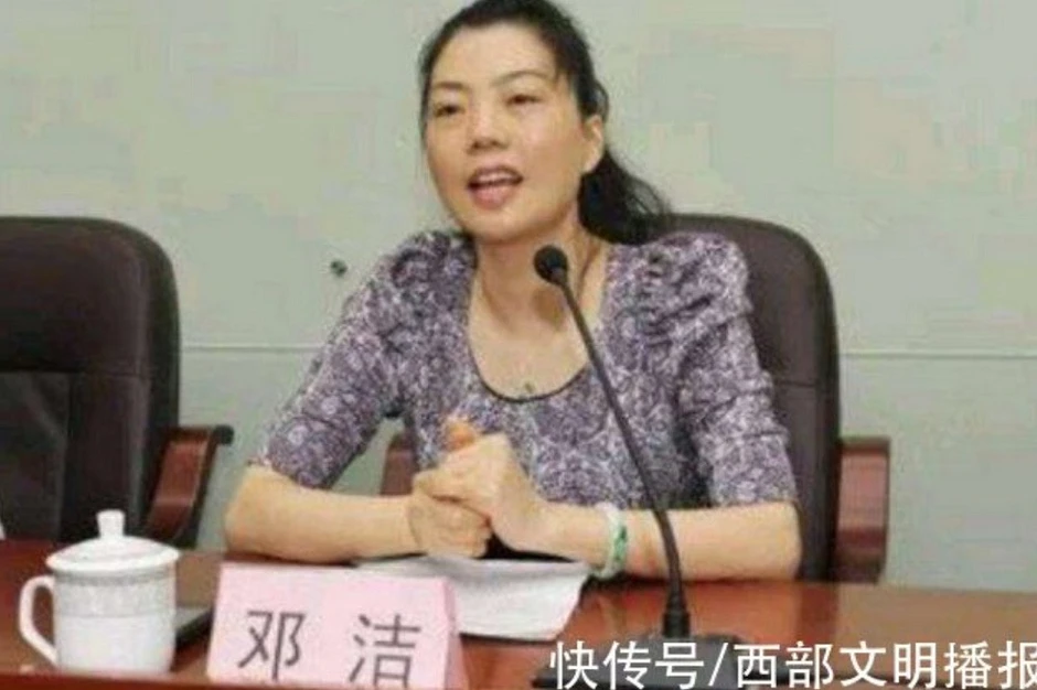 ‘Quan bà’ Trung Quốc bị ép dùng nhan sắc giúp chồng thăng tiến sự nghiệp ‘Quan bà’ Trung Quốc bị ép dùng nhan sắc giúp chồng thăng tiến sự nghiệp