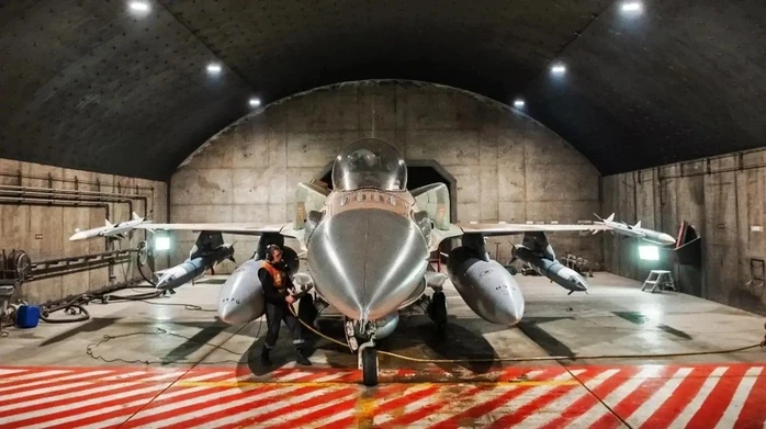 Dàn vũ khí "khủng" làm rung chuyển Trung Đông: Đồn đoán về vũ khí laser tối tân Dàn vũ khí "khủng" làm rung chuyển Trung Đông: Đồn đoán về vũ khí laser tối tân
