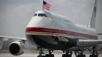 Hoài nghi quanh chuyên cơ Không lực Một mới của ông Trump