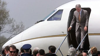 Khác biệt trong hai vụ đổi chuyên cơ của tổng thống Clinton và Trump