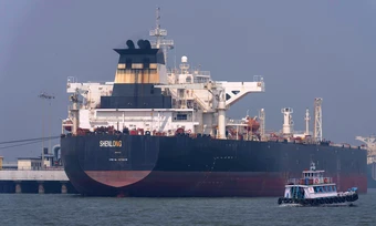 Những tàu dầu được đặc cách qua eo biển Hormuz