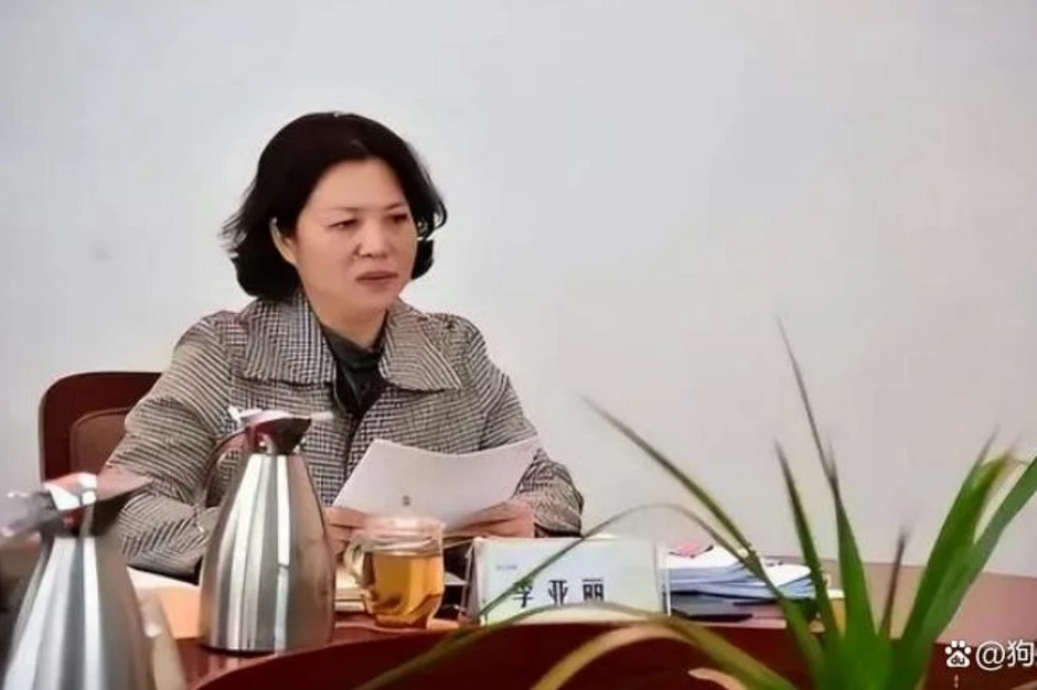 Nữ ‘quan tham’ Trung Quốc dùng tiền nhận hối lộ bao nuôi tình trẻ vị thành niên Nữ ‘quan tham’ Trung Quốc dùng tiền nhận hối lộ bao nuôi tình trẻ vị thành niên