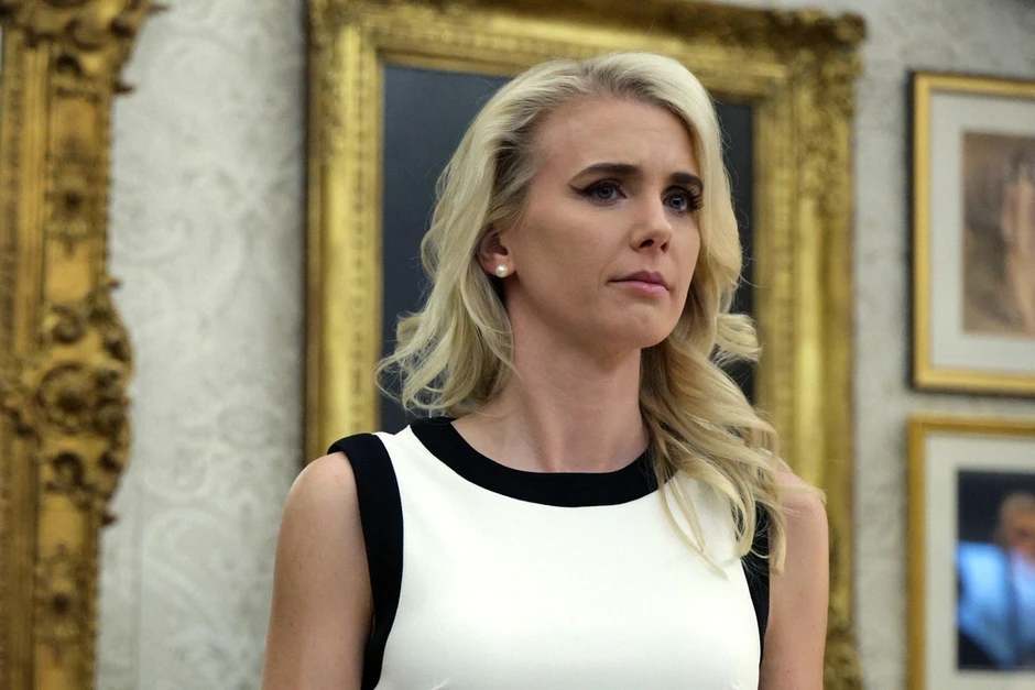 Nữ trợ lý tóc vàng của ông Trump được Nhà Trắng dốc lòng bảo vệ Nữ trợ lý tóc vàng của ông Trump được Nhà Trắng dốc lòng bảo vệ