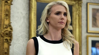 Nữ trợ lý tóc vàng 'trung thành tuyệt đối' với ông Trump