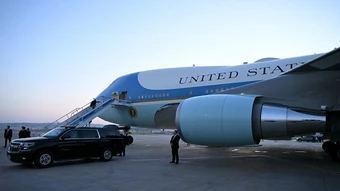 Ông Trump bí mật đổi máy bay trong vài phút thế nào