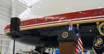 Tổng thống Donald Trump ra mắt chiếc Air Force One mới