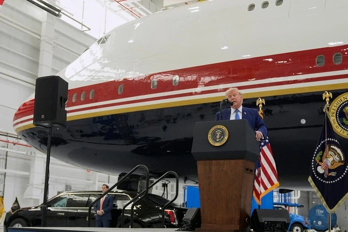 Tổng thống Donald Trump ra mắt chiếc Air Force One mới Tổng thống Donald Trump ra mắt chiếc Air Force One mới
