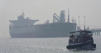 Tranh cãi chuyện thu phí qua Hormuz