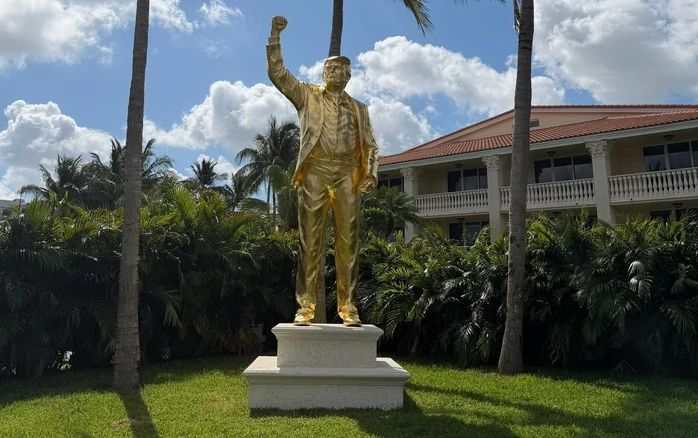 Tượng vàng hình ông Donald Trump xuất hiện trên sân golf Tượng vàng hình ông Donald Trump xuất hiện trên sân golf