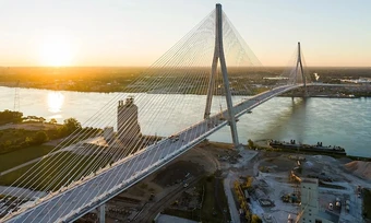 Tỷ phú muốn ngăn cầu biên giới Mỹ - Canada bằng mọi giá
